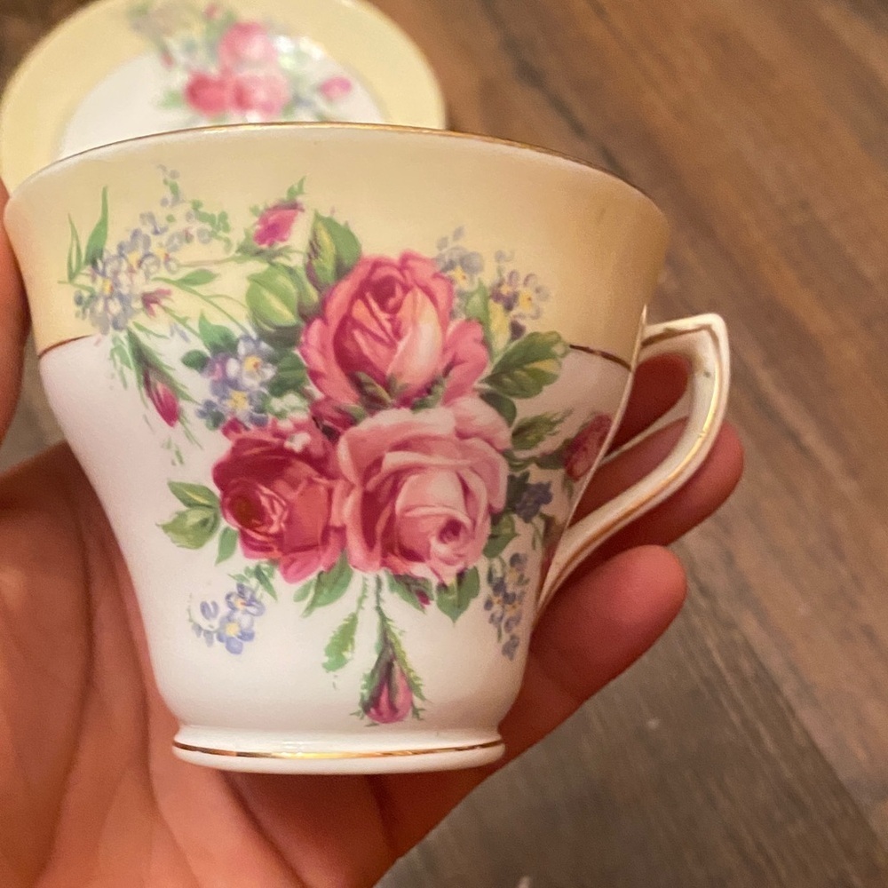 Elegant Floral Teacup and Saucer Set - Picture 3 of 9